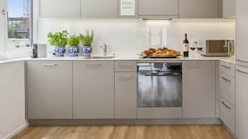 Coffee/tea maker, fridge, microwave, oven