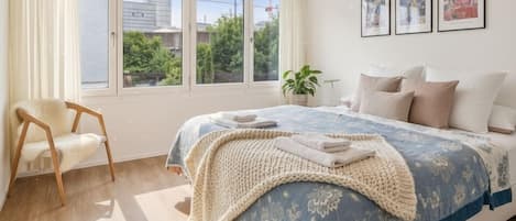2 bedrooms, desk, iron/ironing board, WiFi