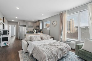 1 bedroom, iron/ironing board, WiFi, bed sheets - Cozy 1-bedroom Downtown Valclyde Apartment Minneapolis (Minneapolis)