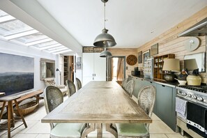 Dining - Argyl | Bright 3 Bedroom Home in Shepherd’s Bush (Greater London)