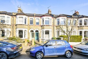 Exterior - Argyl | Bright 3 Bedroom Home in Shepherd’s Bush (Greater London)