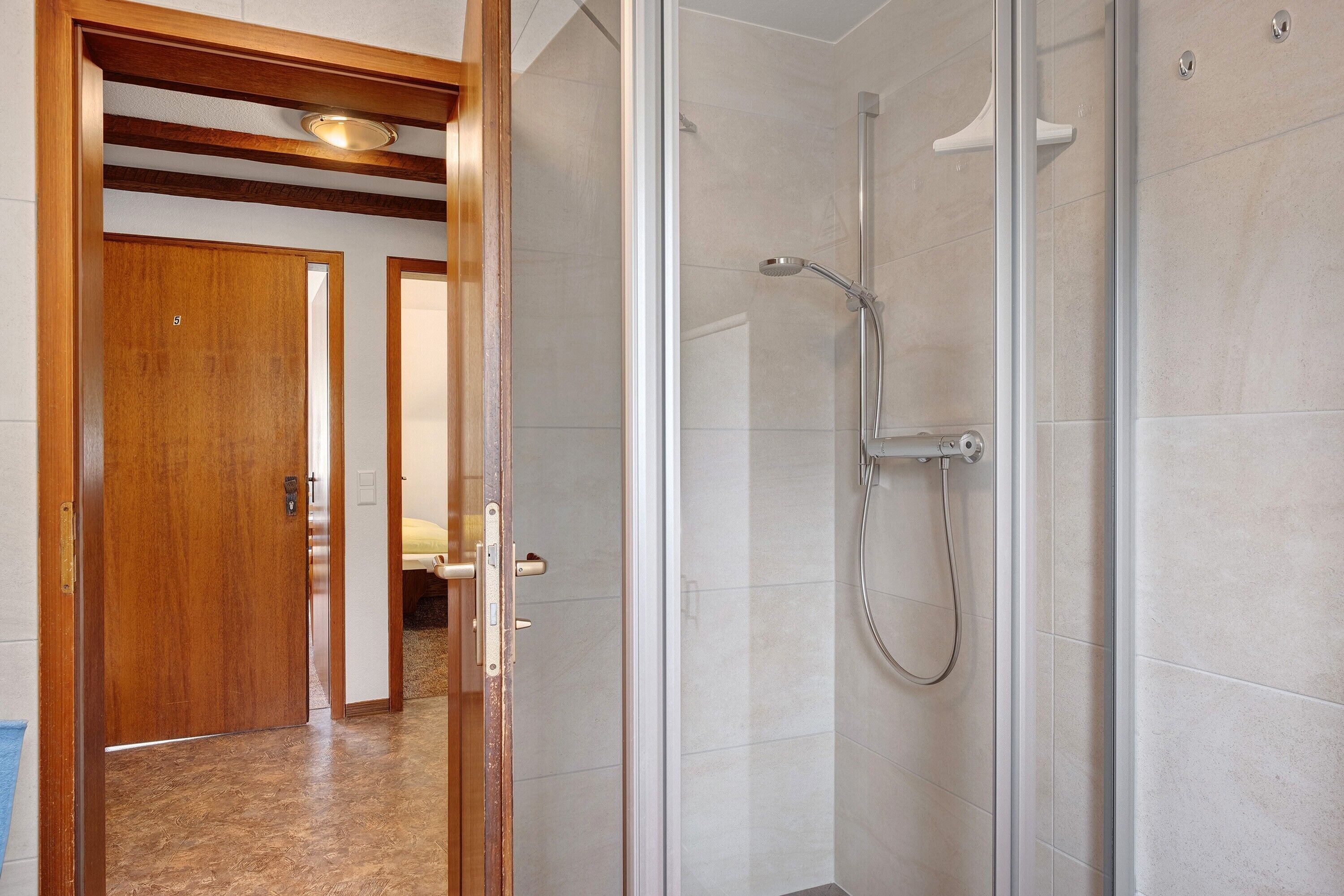 Een douche, een haardroger, handdoeken
