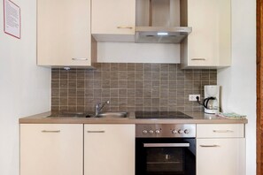 Frigorífico, microondas, horno y placa de cocina