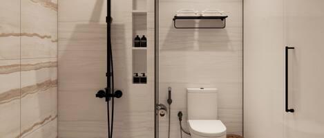 Une salle de bain moderne équipée d’une douche, de toilettes et d’étagères de rangement.