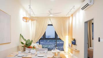 City Apartment, 2 Bedrooms, Non Smoking, City View | Ruang tamu | 43 inci sebuah televisyen pintar dengan digital