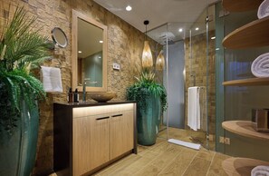 Villa | Bathroom | Combined shower/tub, free toiletries, hair dryer, bathrobes - Mythos Resort Domonyvölgy (Domony)