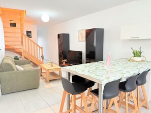 Living area - TRIO house, free private parking, wifi, TVsmart. (Puilboreau)