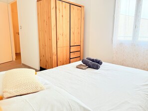 3 bedrooms, internet, bed sheets - TRIO house, free private parking, wifi, TVsmart. (Puilboreau)