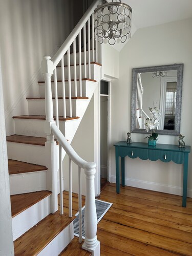 Heart of Salem Charming 3-bedroom house 
5-12 minute walk from everything.