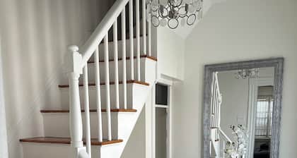 Heart of Salem Charming 3-bedroom house
5-12 minute walk from everything.