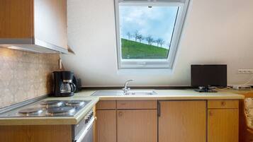 Kühlschrank, Ofen, Herdplatte, Wasserkocher mit Kaffee-/Teezubehör