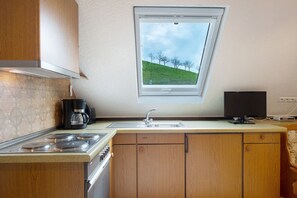 Kühlschrank, Ofen, Herdplatte, Wasserkocher mit Kaffee-/Teezubehör