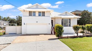 Exterior - Suitable for Large Groups / Near Beach / Family Fr (The Entrance North)