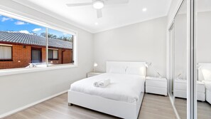 5 bedrooms, desk, free WiFi, bed sheets - Suitable for Large Groups / Near Beach / Family Fr (The Entrance North)