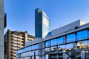 Un bâtiment moderne doté de grandes fenêtres et d’une façade en verre.