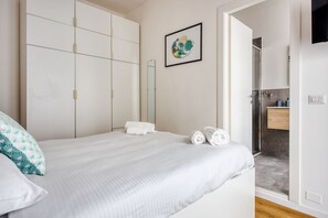 2 camere, una scrivania, ferro/asse da stiro