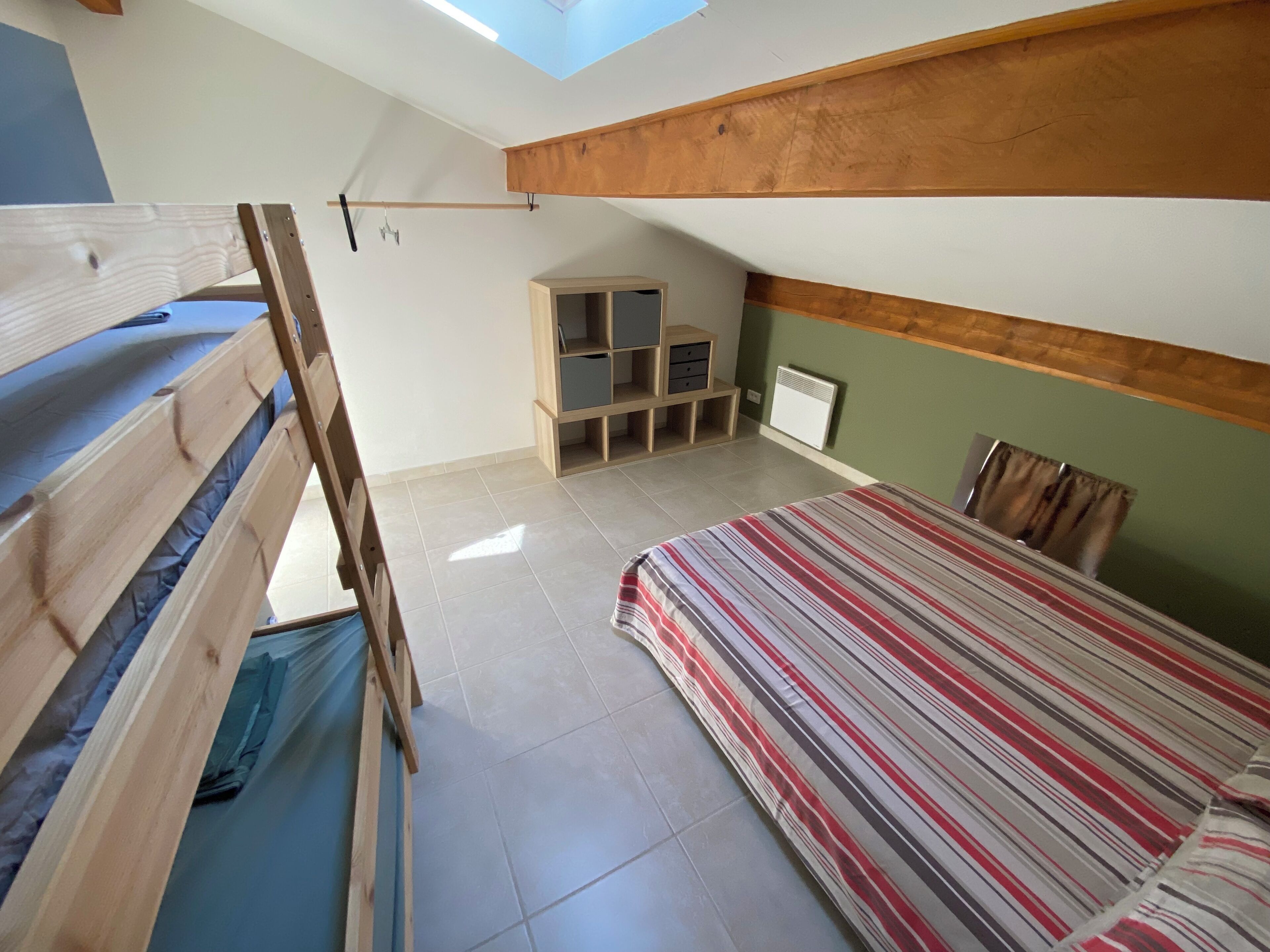 1 quarto, ferros/tábuas de passar roupa, roupa de cama