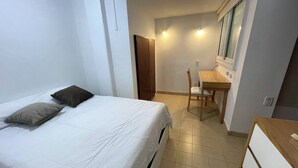 A bedroom with a bed, a desk, and a chair. - Comfortable Retreat Near River Plate's Monumental Stadium (Buenos Aires)