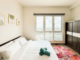 Iron/ironing board, free WiFi, bed sheets