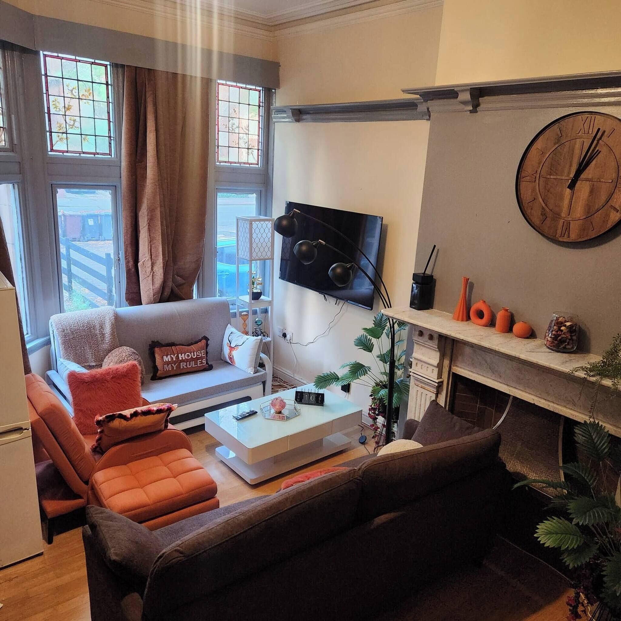 TV, fireplace