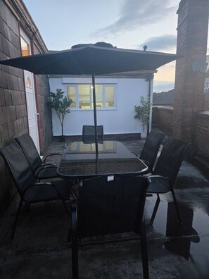 Outdoor dining - Glams 2beds luxury stylish apartment (West Midlands)