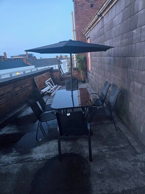 Outdoor dining - Glams 2beds luxury stylish apartment (West Midlands)