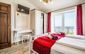2 bedrooms, free WiFi - Amazing home in Makarska with sauna (Makarska)