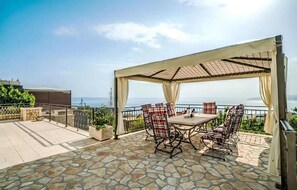 Outdoor dining - Amazing home in Makarska with sauna (Makarska)