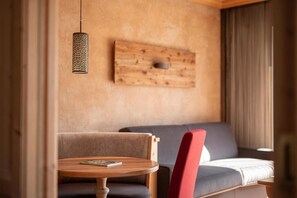 Suite – superior, balkong, fjellutsikt | Innvendig