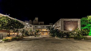 Hotellissa on keskeisellä paikalla sijaitseva sisäpiha, useita kerroksia ja oikealla puolella erottuva, kuvioitu seinä.