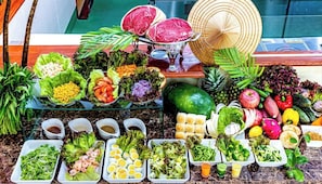 Une variété de fruits frais, de légumes et de fruits de mer disposés sur une table.