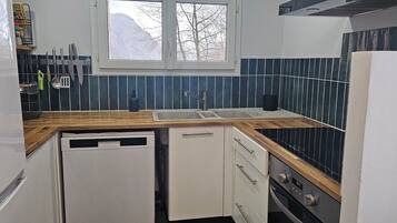 Een koelkast, een microgolfoven, een oven, een kookplaat