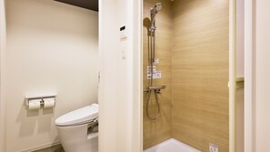 Buồng tắm vòi sen, máy sấy tóc, khăn tắm, dầu gội 