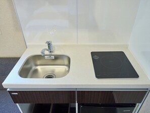 Refrigerador, microondas, parrilla de estufa y utensilios de cocina 