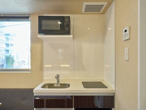 Fridge, microwave, stovetop, cookware/dishes/utensils - Triple Room NonSmoking Modular bath kitchenette free WiFi / Taitung District Tokyo (Taitung District)