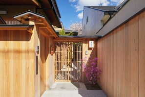 Exterior detail - 2Min Walk from Station | Quiet Private Villa with Japanese Garden View Hasegawa / Kyoto City Kyōto (Kyoto City)