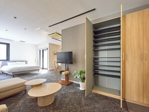 1 bedroom, desk, free WiFi, bed sheets - Located in the heart of Kannai this spacious one / Yokohama City Kanagawa (Yokohama City)