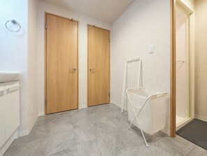 Interior - Located in the heart of Kannai this spacious one / Yokohama City Kanagawa (Yokohama City)