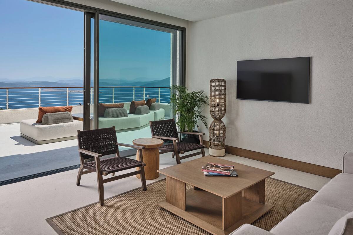 Luxury Suite, Sea View | Iron/ironing board (on request), free WiFi