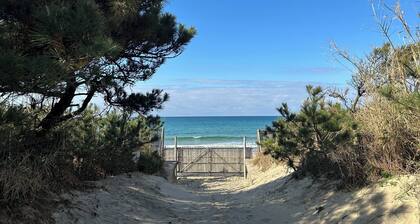 A quiet house nestled between the sea and the coun / Fukutsu City Fukuoka