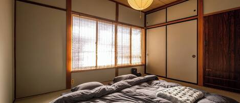 3 habitaciones, escritorio, wifi gratis y ropa de cama