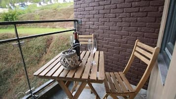 Appartamento Deluxe, balcone, vista giardino | Ristorazione all'aperto