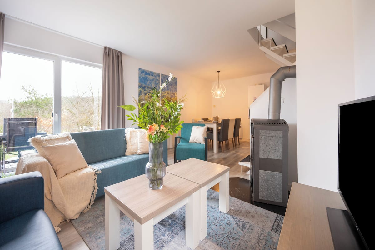 Deluxe Apartment, Balcony, Garden View | Living area