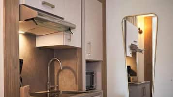 Classic Apartment, Balcony, Garden View | Private kitchen