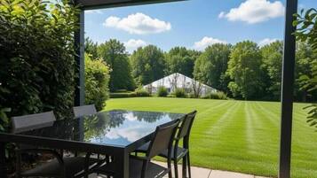 Family Apartment | Outdoor dining