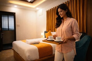 Desk, laptop workspace, blackout curtains, soundproofing - Hotel Royal Suites Outer Ring Bellandur (Bengaluru)