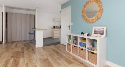 Bright, Quiet 3-Bedroom Apartment with Wifi, Parking, Near the Beach