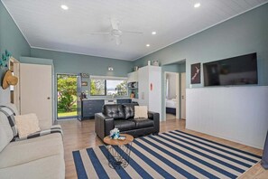 TV - Beach House @ 406 - Matarangi (Matarangi)