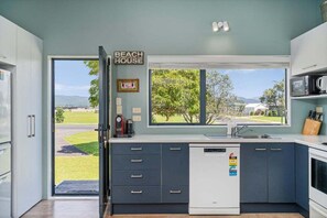 Fridge, microwave, oven, stovetop - Beach House @ 406 - Matarangi (Matarangi)