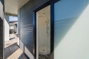 Towels, soap, shampoo, toilet paper - Beach House @ 406 - Matarangi (Matarangi)